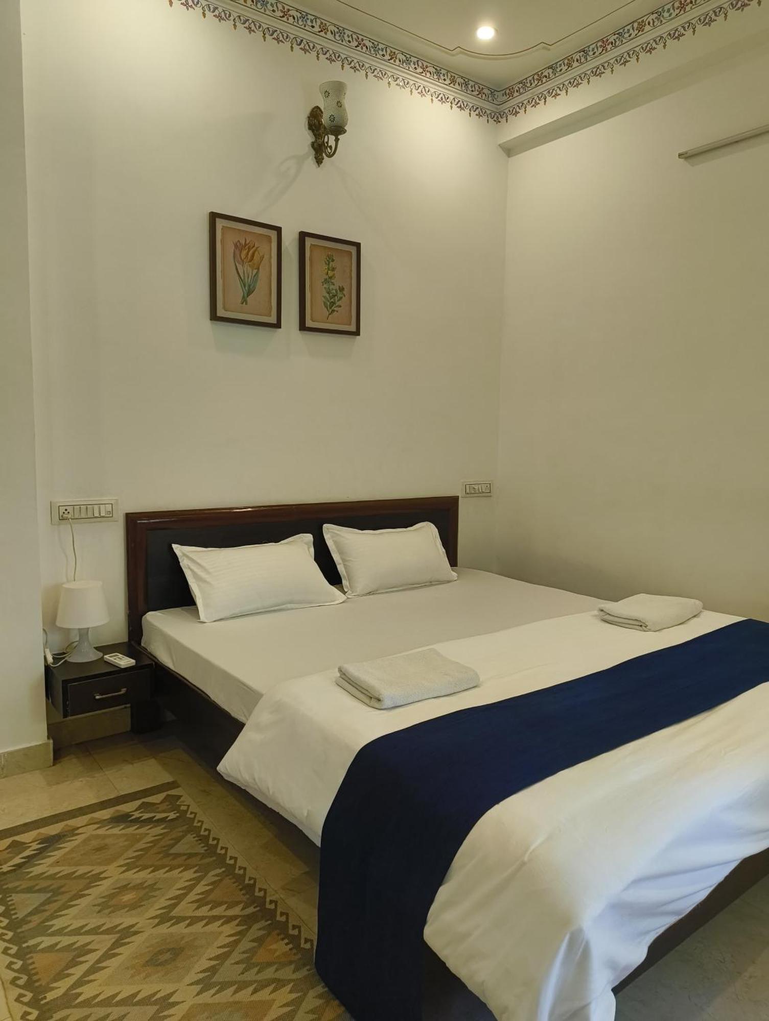 Rising Shemesh Home Stay Udaipur Ngoại thất bức ảnh